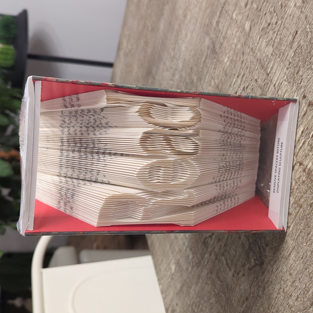 NWT Sculpted Books Book Sculpture "Read"